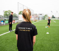 v.v. Hierden tekent de samenwerkingsovereenkomst met Future Stars Harderwijk