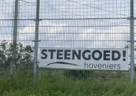 Steengoed Hoveniers voegt sponsorbord toe aan het hoofdveld van v.v. Hierden.