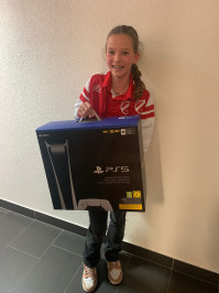 Quirien is de trotse winnaar van een Playstation 5