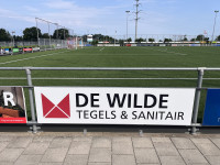 De Wilde Tegels & Sanitair steunt v.v. Hierden!