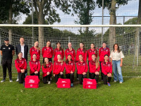 Chief Happy Officer en Specialbeds voorzien v.v. Hierden MO17-1 van nieuwe tassen en trainingspakken