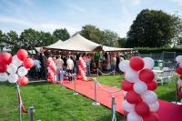 Geslaagde sponsormiddag v.v. Hierden met Andy van der Meijde, wethouder opent kunstgrasveld
