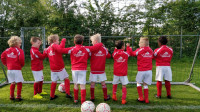 Vierhouten Onroerend Goed voorziet 11 teams van nieuwe trainingspakken